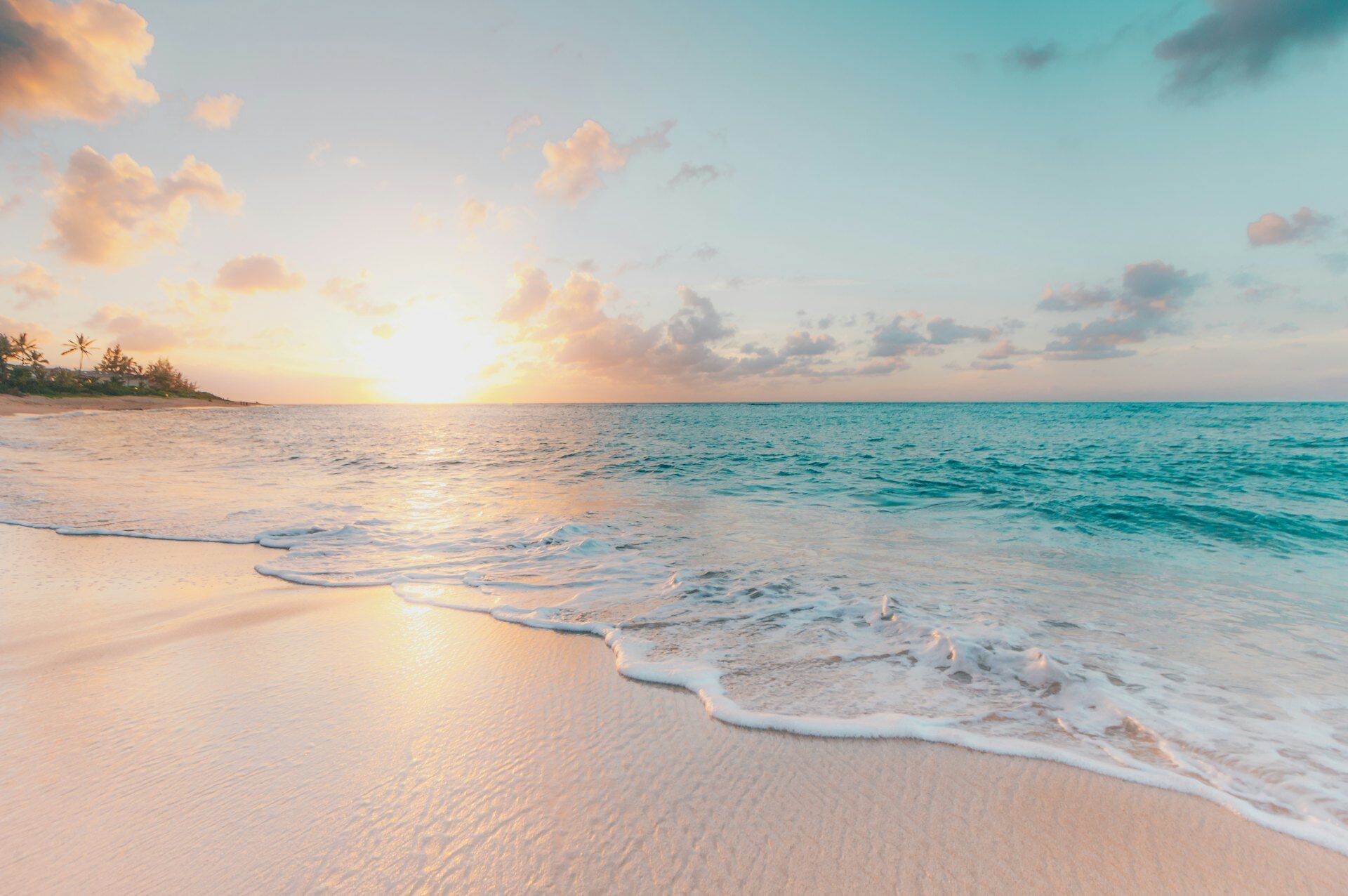 Praia paradisíaca de águas turquesa ao pôr do sol